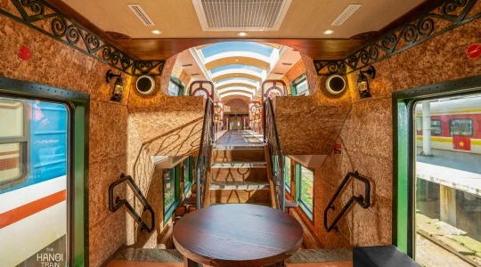 ハノイ2階建て観光列車